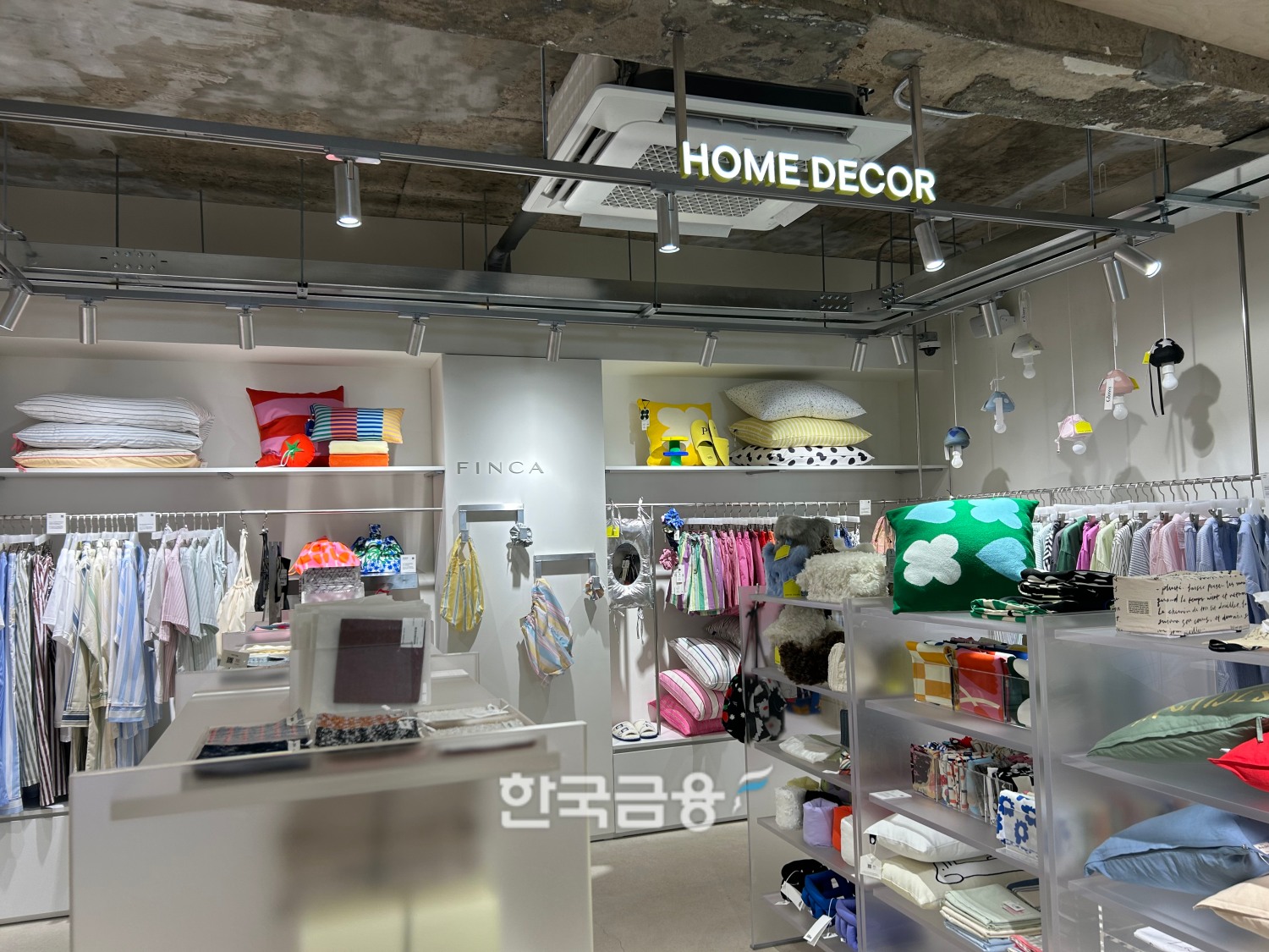 알록달록한 각종 침구류와 잠옷을 판매하는 공간. /사진=박슬기 기자