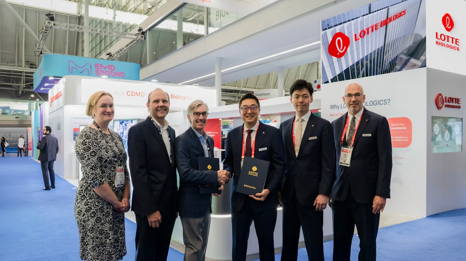 롯데바이오로직스-오티모 사이닝 세리모니(오른쪽부터 브렛뷰디스 롯데바이오로직스 글로벌 PMO부문장, 신유열 롯데바이오로직스 글로벌전략실장, 박제임스 롯데바이오로직스 대표이사. /사진제공=롯데바이오로직스