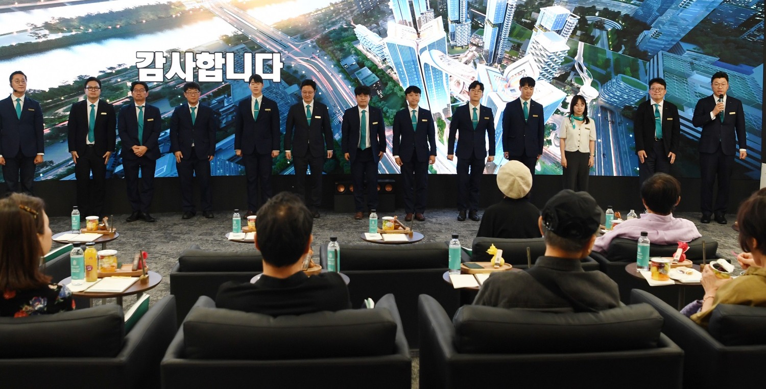 포스코이앤씨 직원들이 홍보관을 찾은 조합원에게 인사하고 있다. / 사진제공=포스코이앤씨