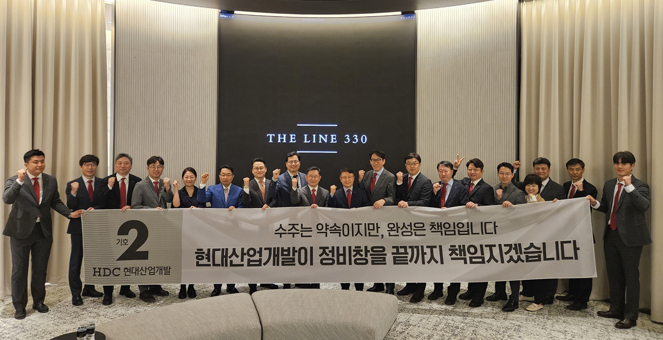 HDC현대산업개발 용산정비창 전면1구역 홍보관에서 삼성물산 리조트 부문(조경), smdp(건축디자인), LPA(경관조명) 파트너십 관계자와 현대산업개발 대표이사가 사진을 촬영하고 있다. / 사진제공=HDC현대산업개발