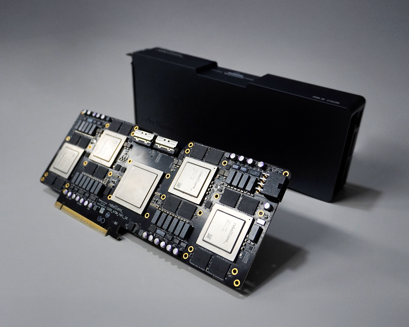 SK텔레콤이 AI 반도체 스타트업 리벨리온과 함께 ‘에이닷 전화 통화요약’ 등 자사 주요 AI 서비스들에 리벨리온의 NPU를 적용하기 위한 테스트를 진행 중이라고 25일 밝혔다. 사진은 리벨리온의 NPU 아톰 맥스. / 사진=SK텔레콤