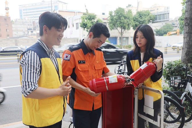 CJ올리브네트웍스 봉사단과 용산소방서 소방관이 함께 '보이는 소화기' 점검에 나서고 있다. / 사진=용산소방서
