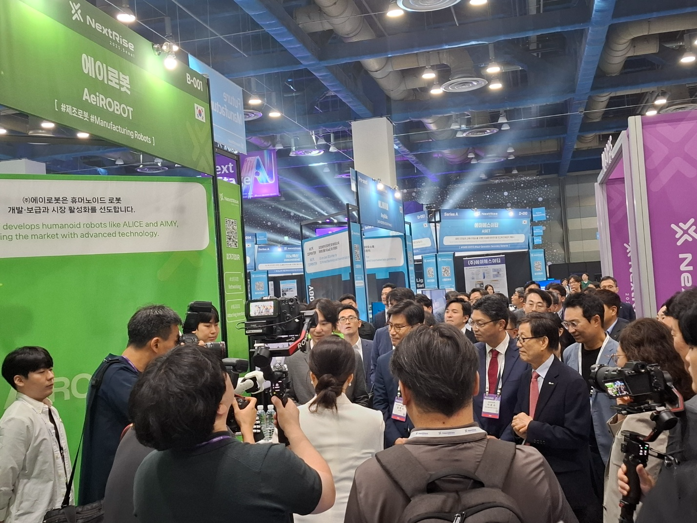 26일 코엑스에서 열린 '넥스트라이즈 2025' 행사에서 VIP들이 부스를 참관하고 있다. / 사진=장호성 기자