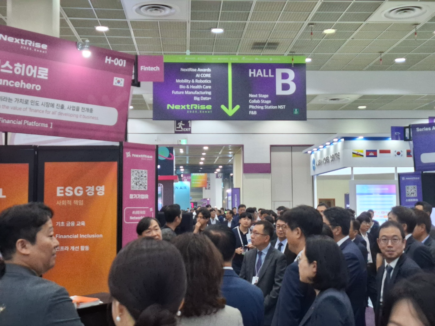 26일 코엑스에서 열린 넥스트라이즈 2025 행사에서 VIP들이 핀테크 기업 '밸런스히어로'의 부스를 돌아보고 있다. / 사진=장호성 기자