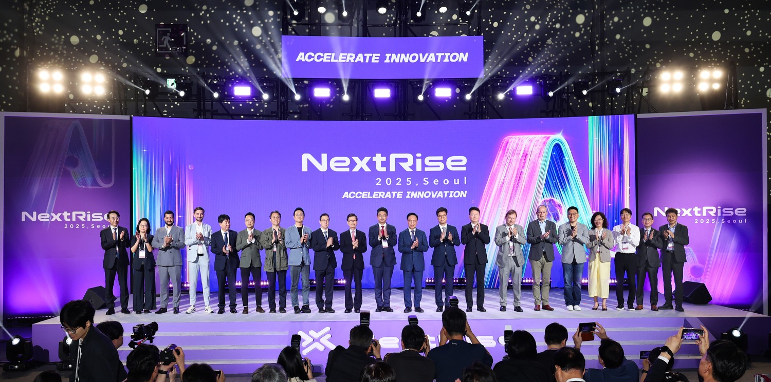 (왼쪽 9번째부터) 송병준 벤처기업협회 회장, 윤진식 한국무역협회 회장, 이윤수 금융위원회 증권선물위원회 상임위원, 김복규 한국산업은행 수석부행장, 김영식 NST 이사장, 김학균 벤처캐피탈협회 회장 / 사진제공=산업은행