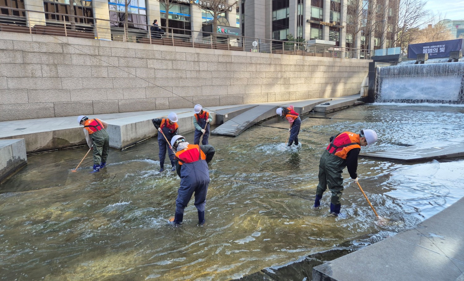 SK에코플랜트 에피봉사단과 열린의사회가 의료 소외지역 어르신들을 위한 의료봉사를 진행하는 모습./사진제공=SK에코플랜트