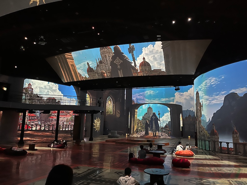 스마일게이트 ‘로스트아크 미디어아트전: 빛의 여정’ 전시 미디어아트 상영관. / 사진=정채윤 기자