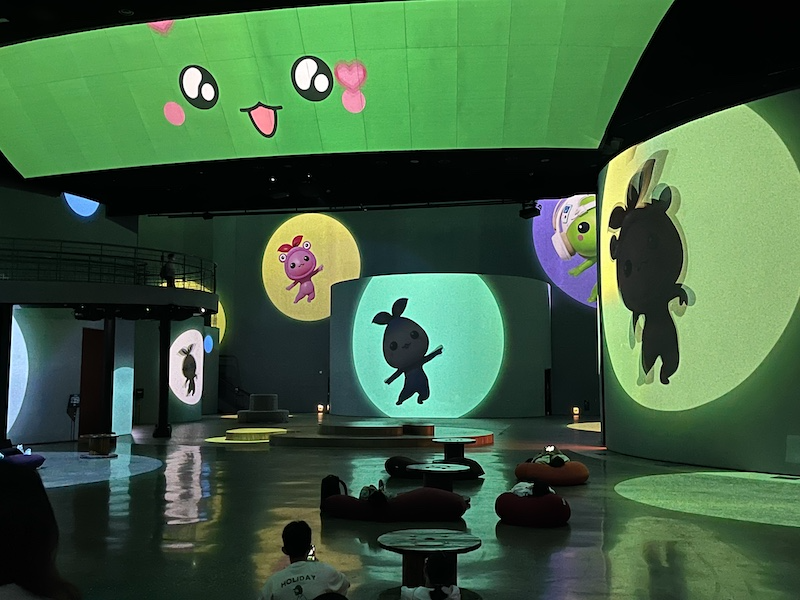 스마일게이트 ‘로스트아크 미디어아트전: 빛의 여정’ 전시 미디어아트 상영관. / 사진=정채윤 기자