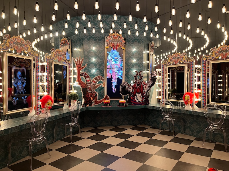 스마일게이트 ‘로스트아크 미디어아트전: 빛의 여정’ 전시 그린 룸. / 사진=정채윤 기자