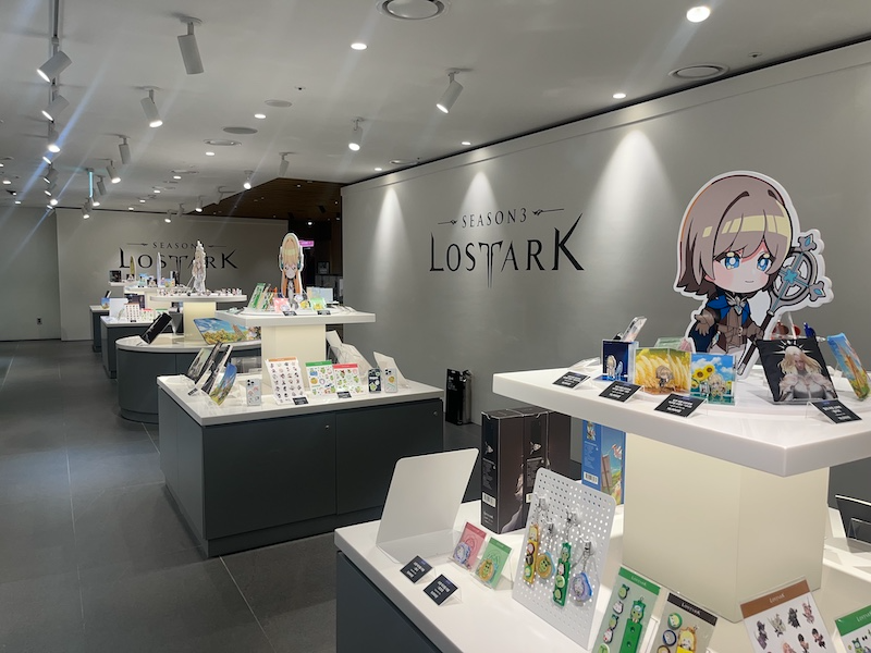 스마일게이트 ‘로스트아크 미디어아트전: 빛의 여정’ 전시 굿즈샵. / 사진=정채윤 기자