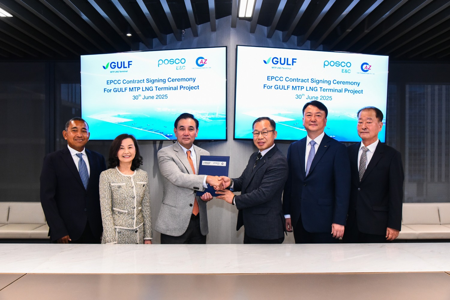 Gulf Development 사랏 라타나바디 사장(왼쪽 세번째)과 포스코이앤씨 정희민 사장포스코이앤씨(네번째)가 태국 Gulf Development 사에서 Gulf MTP LNG 터미널 사업 관련 계약을 체결하고 기념촬영을 하는 모습./사진제공=포스코이앤씨