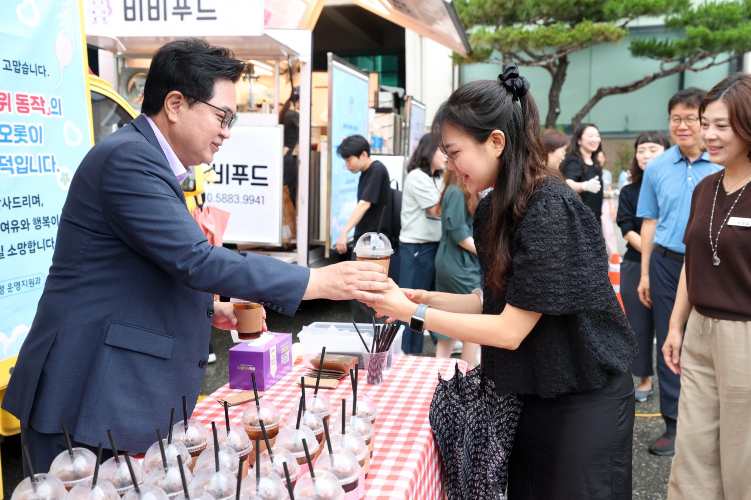 박일하 동작구청장이 지난 1일 커피차 이벤트로 직원들의 노고를 격려하며 민선 8기 4년 차 시작을 알렸다./사진제공=동작구