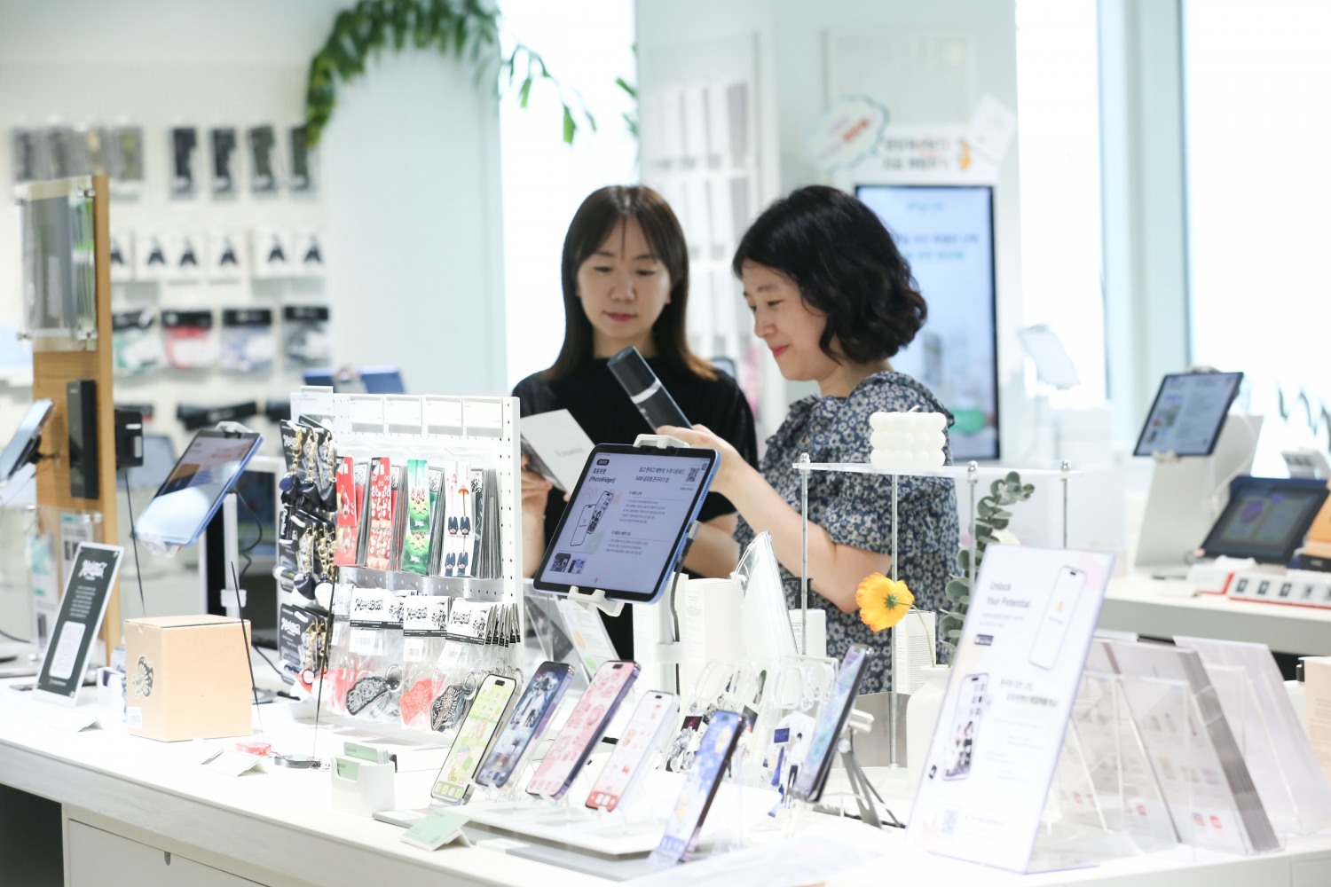 LG유플러스가 중소기업과 상생을 강화하기 위해 오프라인 채널을 통해 중소기업의 제품을 소개하고 판매를 지원한다고 2일 밝혔다. 사진은 LG유플러스 직원이 서울 강남역 ‘일상비일상의틈byU+’에 마련된 제품 판매 공간을 둘러보는 모습. / 사진=LG유플러스