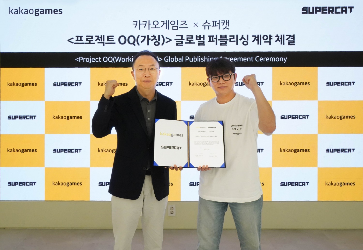 한상우 카카오게임즈 대표(왼쪽), 김원배 슈퍼캣 대표(오른쪽). / 사진=카카오게임즈