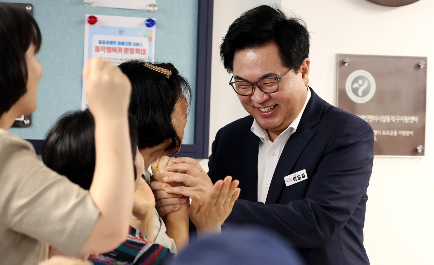 박일하 동작구청장이 지난 6월 이전한 동작행복카 사무실을 방문해 종사자들을 격려하고 있다./사진제공=동작구