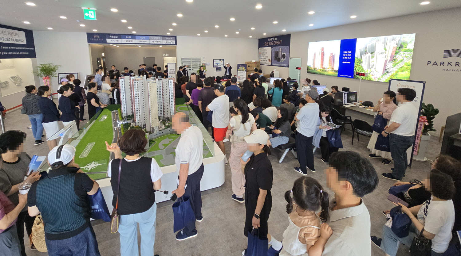 파크레스트 해남 견본주택 인파./사진제공=일레븐건설