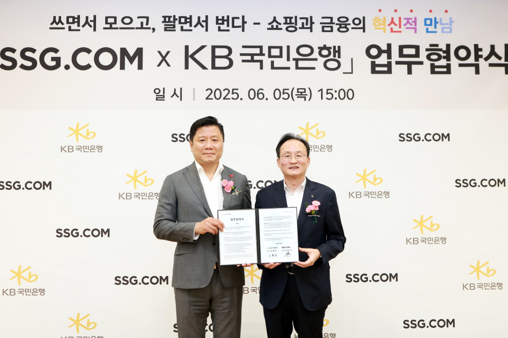 6월5일 SSG닷컴-KB국민은행 업무 협약식에서 최훈학 SSG닷컴 대표이사(왼쪽)와 이환주 KB국민은행장이 기념촬영을 하고 있다. / 사진제공 = KB국민은행