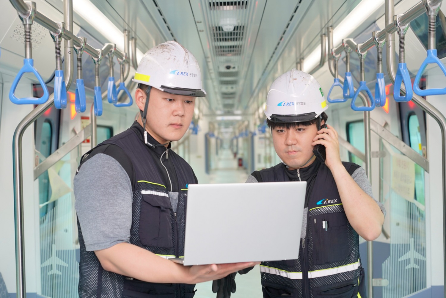 LG유플러스는 공항철도에 국내 철도운영기관 중 최초로 5G 특화망(이음 5G)을 상용화하고, 철도 산업의 디지털 전환(DX)과 차세대 철도 통신체계인 5G-R 시대로의 전환을 앞당기는 기반을 마련했다고 15일 밝혔다. 사진은 용유차량기지에서 공항철도 직원들이 5G 특화망에 연결된 노트북을 통해 객차 및 설비를 점검하는 모습. / 사진=LG유플러스