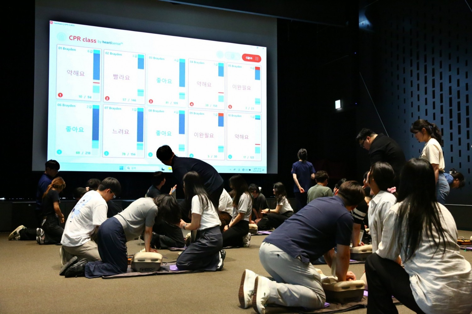 ㈜한화 건설부문 안전보건관리자들이 심폐소생술 체험을 하고 있다. /사진제공=한화 건설부문