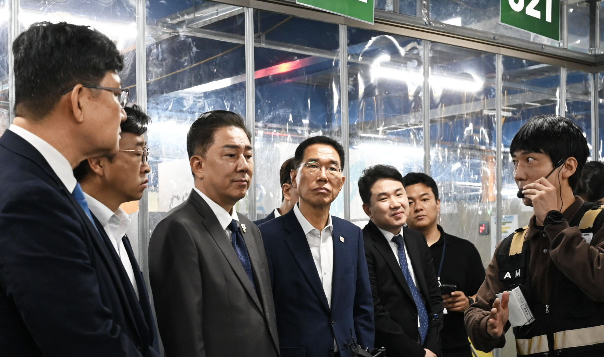 김병기 더불어민주당 당대표 직무대행 겸 원내대표 등 민주당 의원들은 16일 서울 양재동 쿠팡로지스틱스서비스(CLS) 서브허브를 방문했다. /사진제공=쿠팡