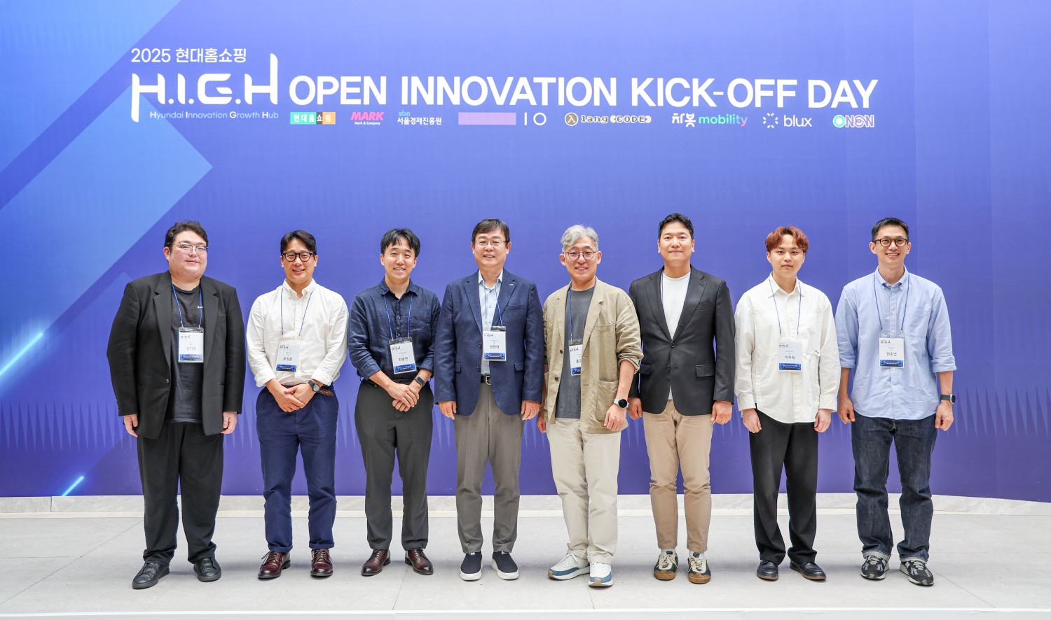 17일 오전 서울 강동구 천호동 현대홈쇼핑 본사에서 진행된 ‘2025 현대홈쇼핑 H.I.G.H 오픈 이노베이션 킥오프 데이’에서 한광영 현대홈쇼핑 대표이사(왼쪽 네 번째)가 참석자들과 기념사진을 찍고 있다./사진제공=현대홈쇼핑