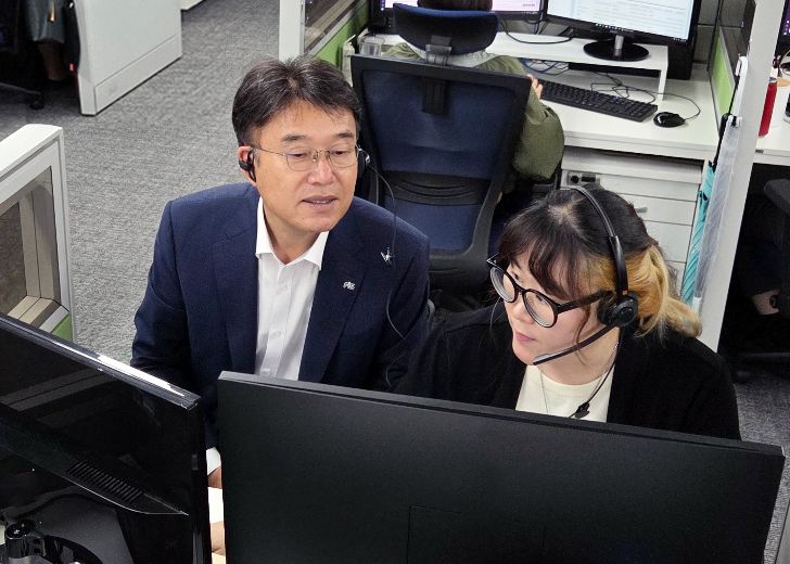 윤석호 한국재정정보원 원장이 ‘국민소통 최일선’ 신규 고객상담센터 찾아 현장 격려하는 모습./사진제공=한국재정정보원