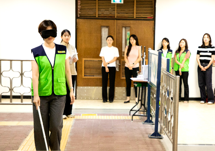 진에어가 21일 서울 강북구에 위치한 보건복지부 국립재활원에서 진행된 장애체험교육에 참여했다. /사진제공=진에어