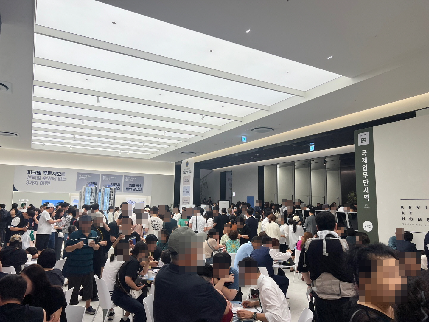 ’청라 피크원 푸르지오’ 분양사업장을 찾는 예비청약자들./사진제공=청라스마트시티