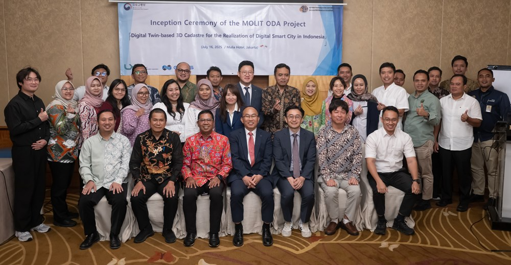 심병섭 LX공사 공간정보본부장(앞줄 왼쪽에서 네 번째) 등이 지난 16일 인도네시아 자카르타에서 열린 ‘인도네시아 입체 공간정보 시범사업 착수보고회’에 참석, 기념촬영을 하고 있다. /사진제공=LX공사