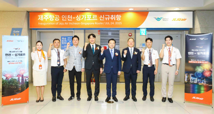 지난 24일 오후 인천국제공항에서 진행된 제주항공 인천~싱가포르 노선 신규 취항식에 참석한 김이배 대표이사(오른쪽에서 네 번째)와 정재필 커머셜본부장(오른쪽에서 세 번째) 등 임직원들이 신규 취항편 승무원들과 기념촬영을 하고 있다. /사진제공=제주항공