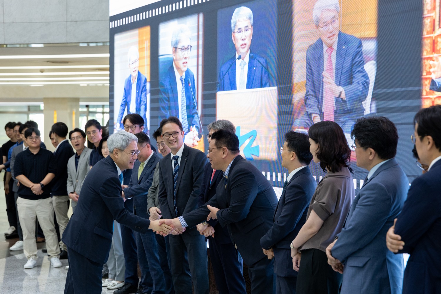 윤희성 수출입은행장이 이임식 후 임직원들을 만나 인사를 전하고 있다. / 사진제공=수출입은행