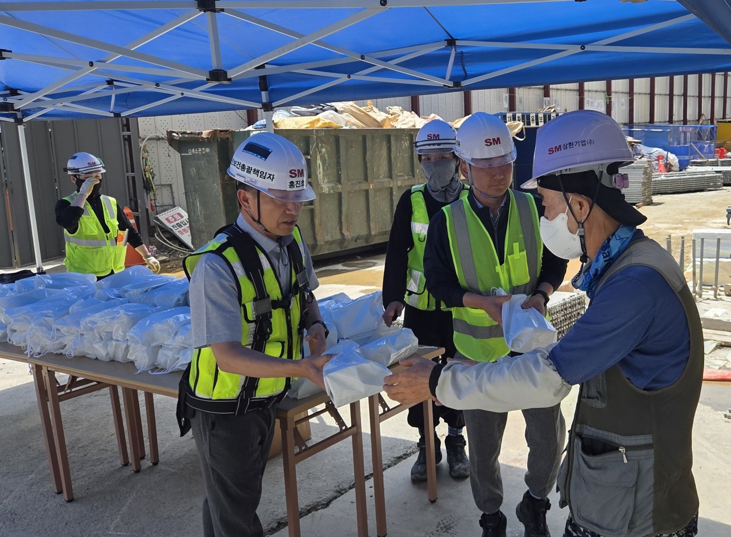 SM그룹 삼환기업, 전국 건설현장에 ‘온열질환 예방 키트’ 지원./사진제공=SM그룹