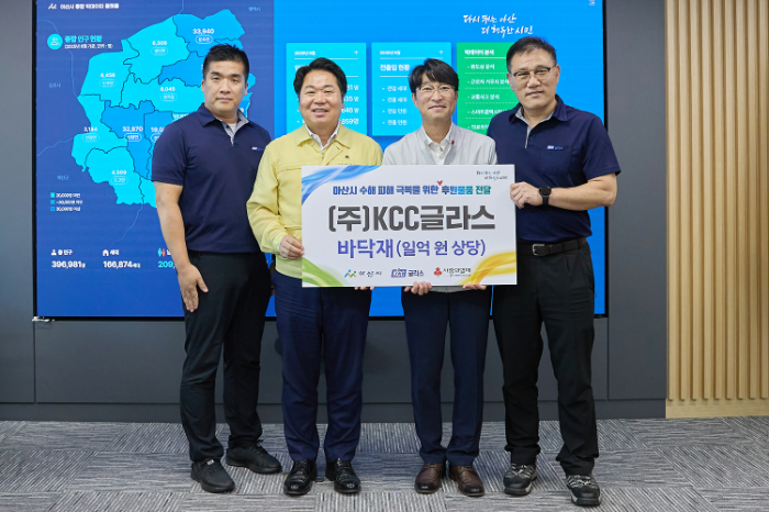 박원 KCC글라스 아산공장장(오른쪽 두 번째)와 오세현 아산시장(오른쪽 세 번째)이 전달식 후 기념사진을 촬영하고 있다. /사진제공=KCC글라스