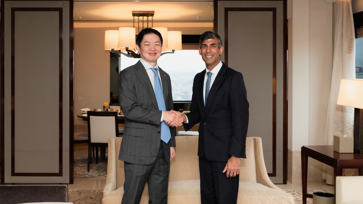 지난 5월 최성환 SK네트웍스 사업총괄(왼쪽)이 한국을 방문한 리시 수낙 전 영국 총리와 만나 AI 협력에 대해 논의했다. / 사진=SK네트웍스