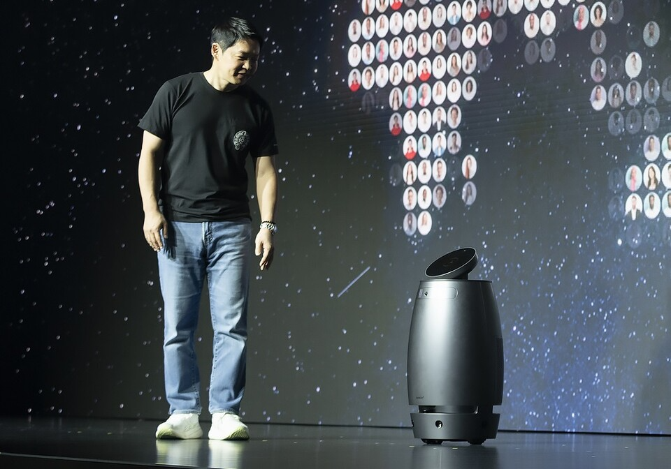 지난 4월 나무엑스 쇼케이스에서 웰니스 로봇을 직접 소개하고 있는 최성환 SK네트웍스 사업 총괄. / 사진=SK네트웍스