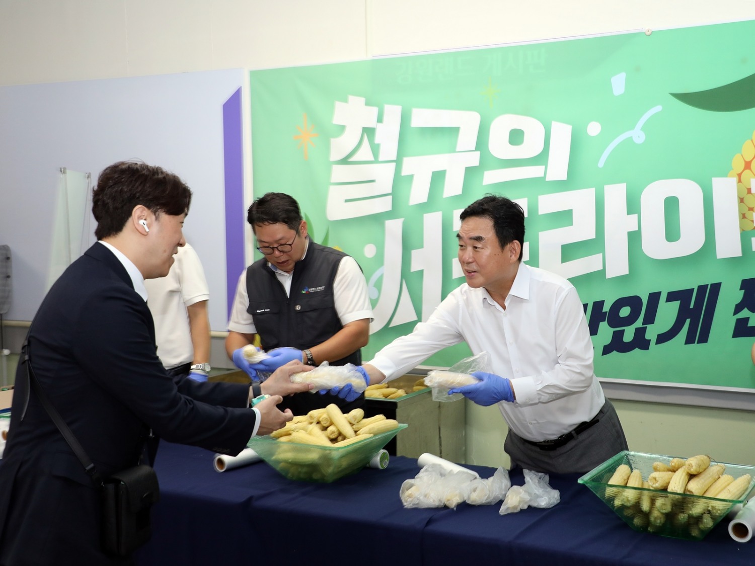 최철규 강원랜드 직무대행이 여름 성수기를 맞아 직원들을 대상으로 격려 행사를 실시하는 모습./사진제공=강원랜드