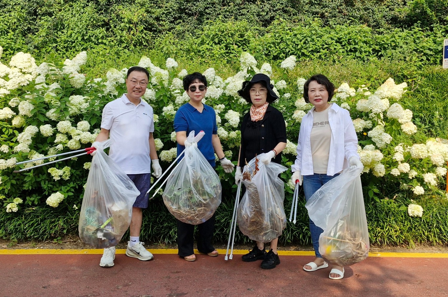 주민친화적 정책 의제 발굴 연구회소속 의원들이 플로깅 자원봉사를 펼치는 모습. 왼쪽부터 홍지공, 한선미, 권영숙, 안미자 의원./사진제공=마포구의회