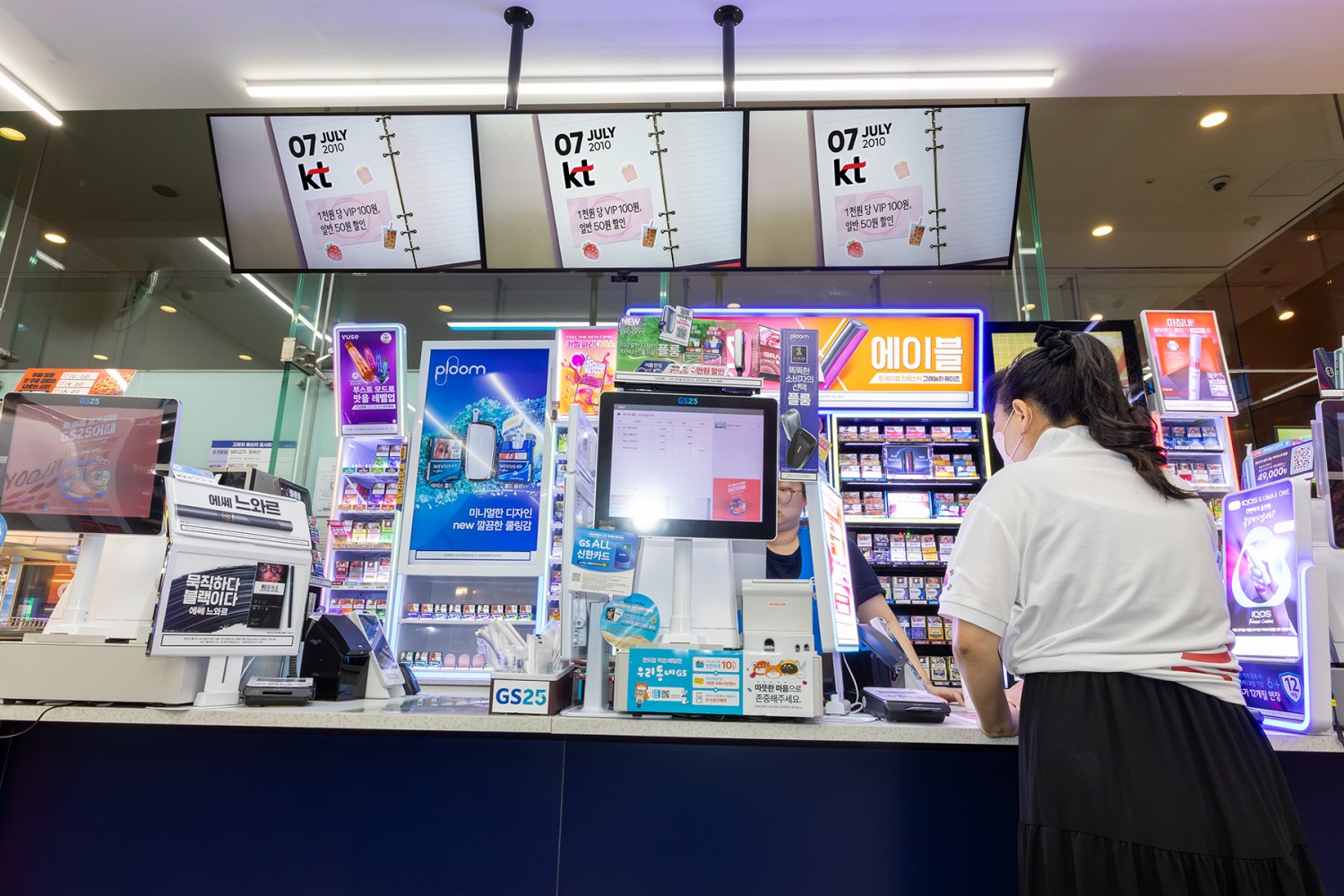 KT는 GS25·GS더프레시 등 GS리테일 수도권 주요 매장 약 1000곳에 인스토어 미디어 광고 상품 ‘탑뷰’를 구축했다고 31일 밝혔다. 사진은 모델들이 KT가 구축한 탑뷰 광고를 GS25편의점에서 체험하고 KT 리테일 미디어 사업 진출을 소개하는 모습. / 사진=KT