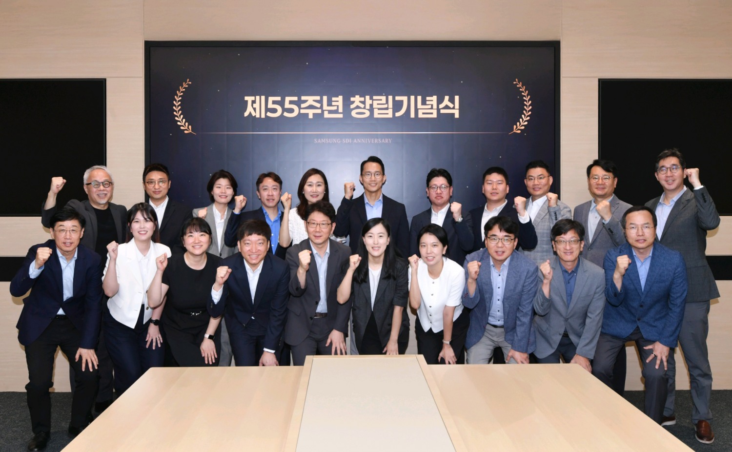 지난 1월 삼성SDI 창립 55주년 기념 행사에서 직원들과 기념 사진을 촬영한 최주선 삼성SDI 대표(맨 왼쪽 위). / 사진=삼성SDI