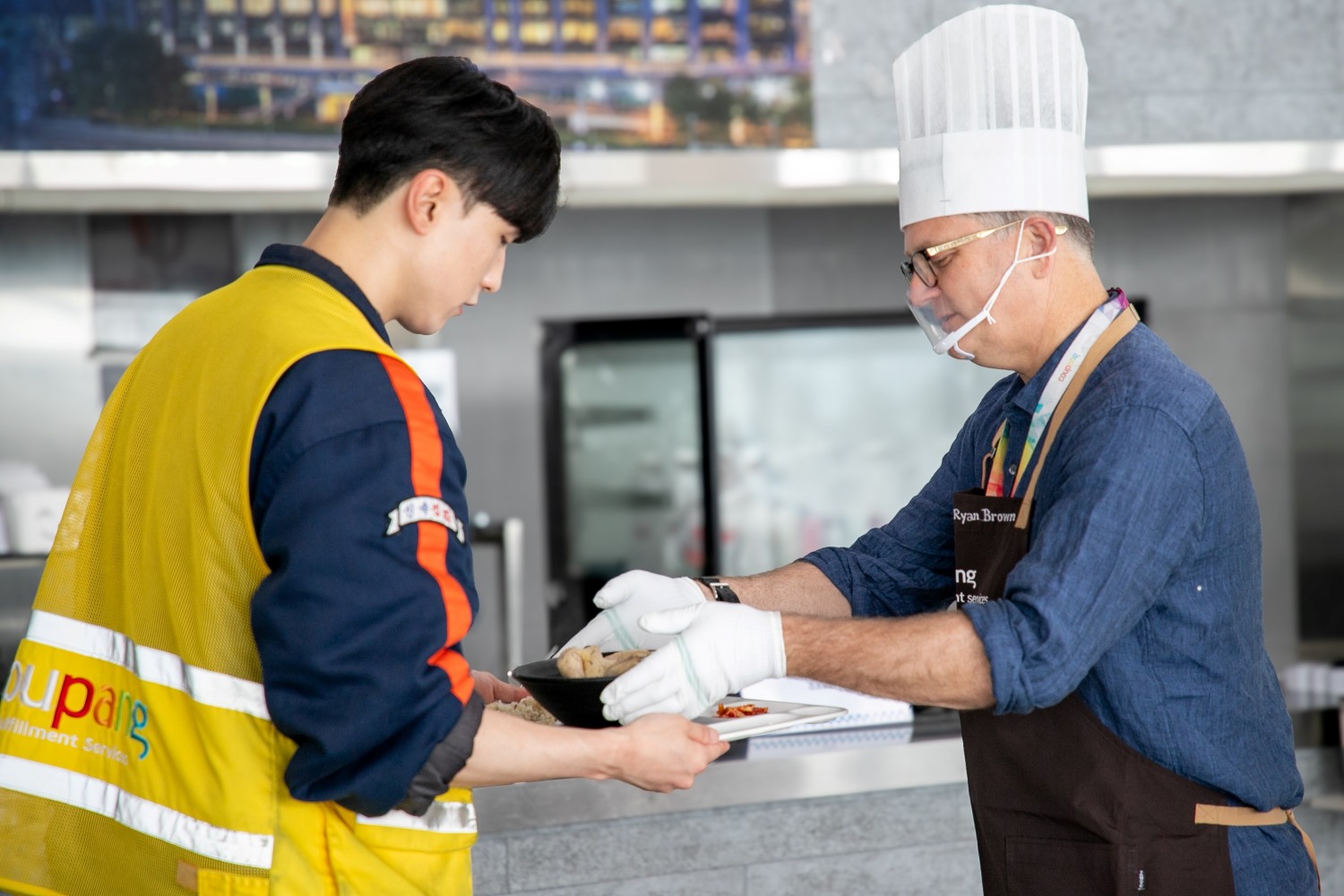 쿠팡풀필먼트서비스가 중복을 맞아 삼계탕을 배식했다. /사진제공=쿠팡