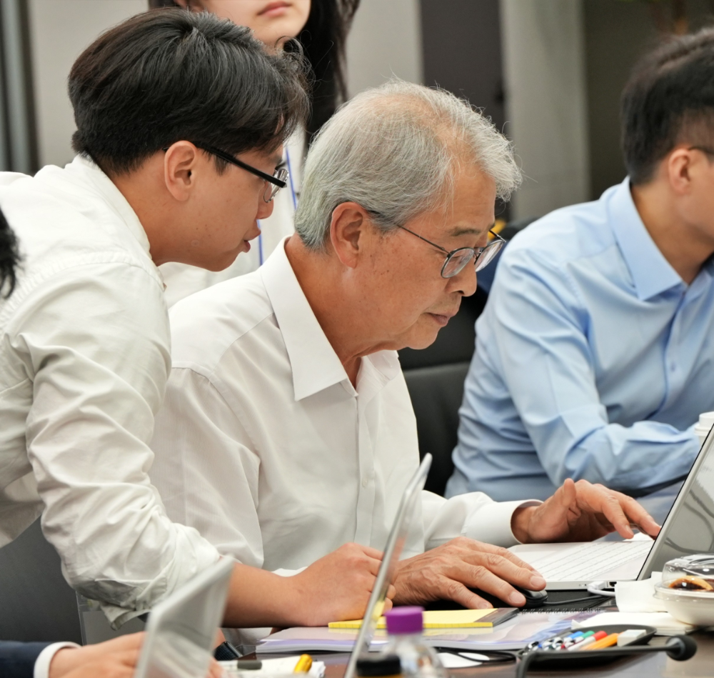 임종룡 우리금융그룹 회장이 지난 6월 실시한 'ChatGPT 활용 실습 연수'에 직접 참여해 교육을 받고 있다. / 사진제공 = 우리금융지주