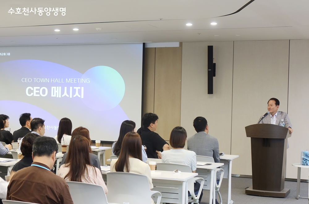 성대규 동양생명 대표이사가 1일 오전, 서울 종로구 그랑서울 본사에서 열린 타운홀 미팅에서 임직원들과 소통하고 있다.(2025.08.01.)./사진제공=동양생명