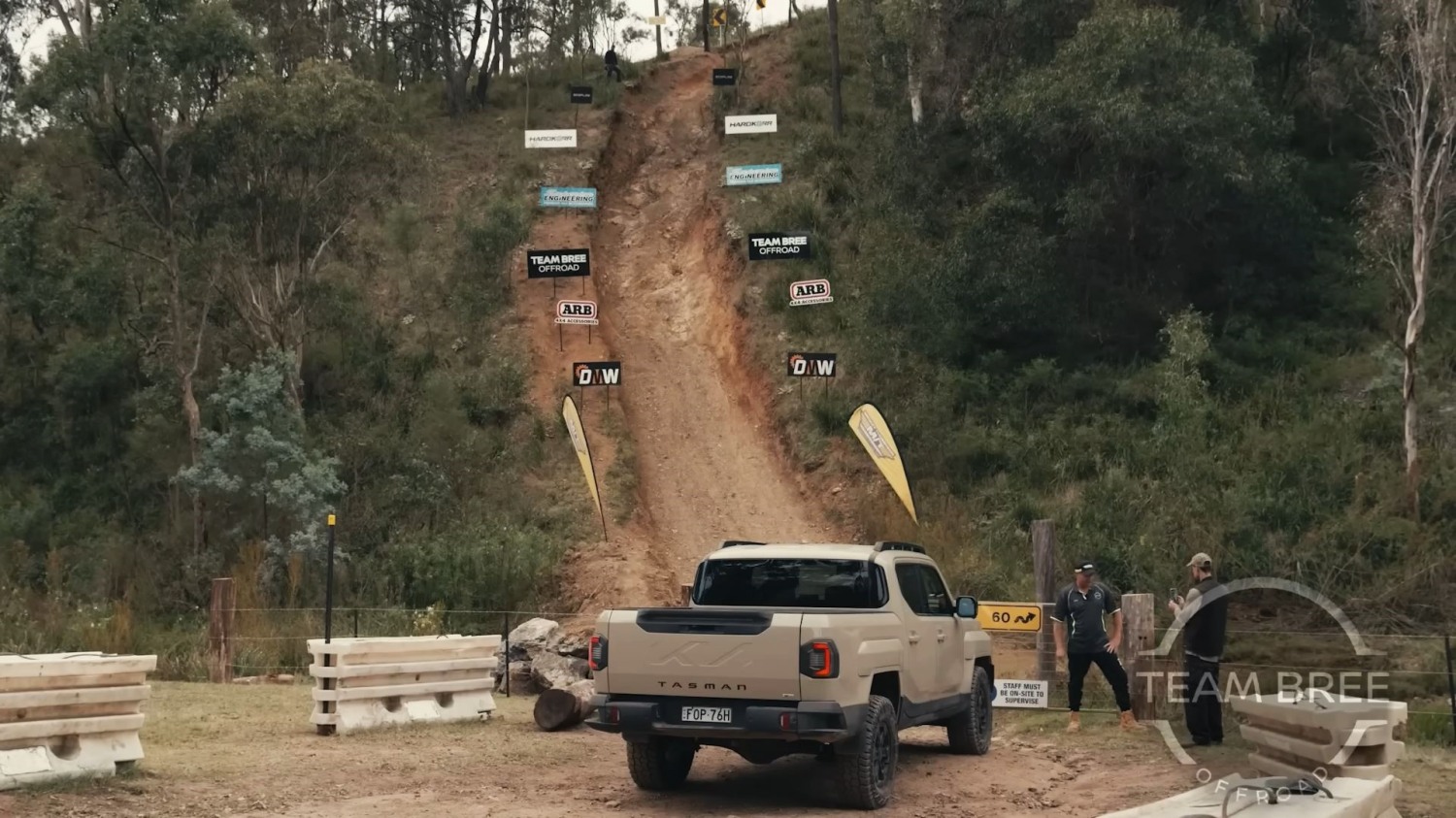 채널 운영자 루카스 브리가 ‘비어 오클락 힐’ 등반을 앞두고 주행 코스와 기아 타스만 차량을 소개하고 있다. 사진=팀 브리 오프로드(Team Bree Offroad) 유튜브 채널