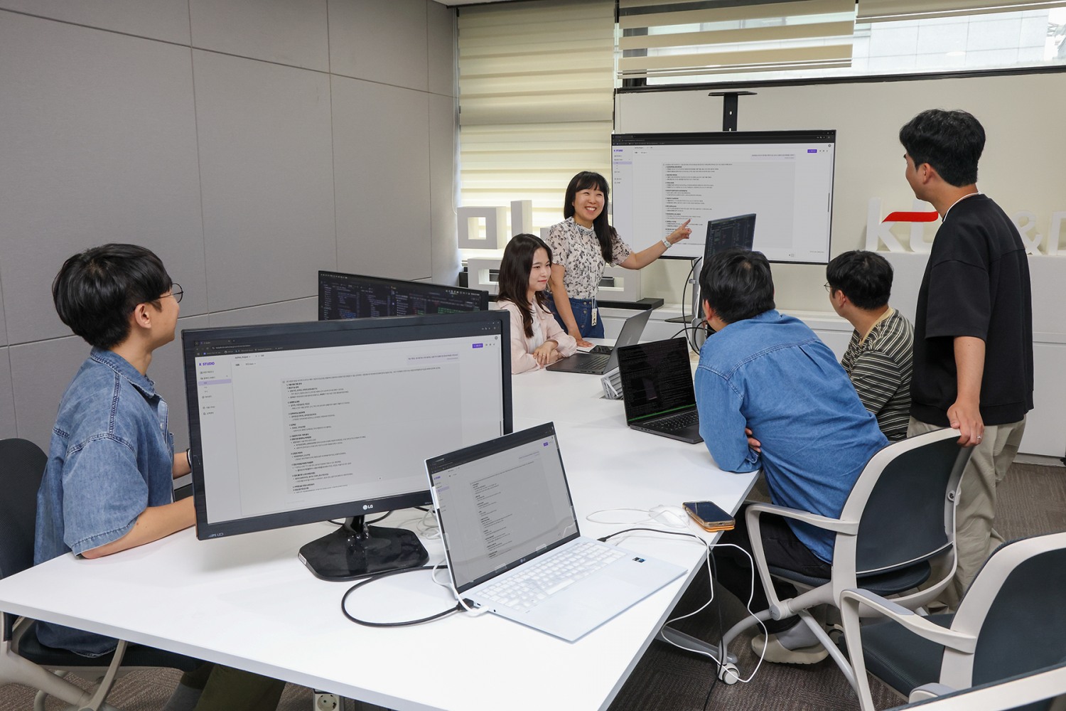 KT announced that it will release the open source of its self-developed language model “Mid:Um 2.0,” embodying the philosophy of ‘Korean AI,’ via the AI developer platform Hugging Face on July 3. Pictured are KT researchers testing Mid:Um 2.0 at the KT Umyeon Research Center in Seocho-gu. / Photo courtesy of KT