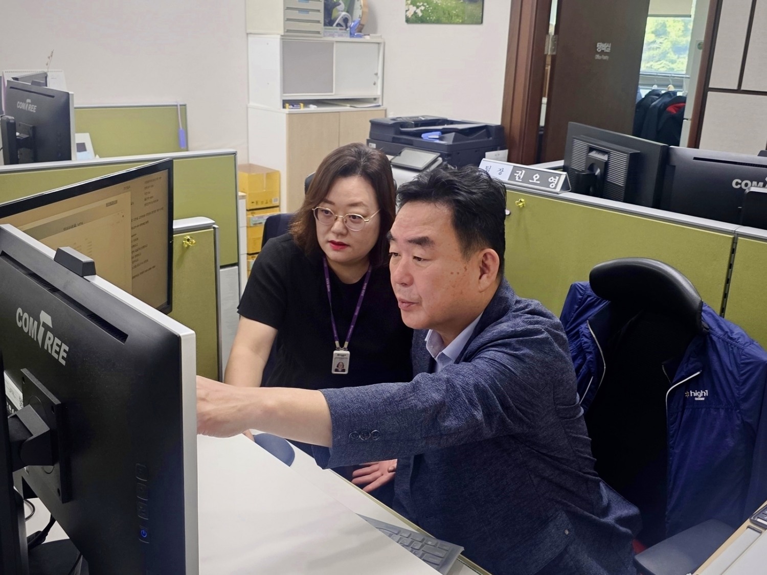 최철규 강원랜드 대표이사 직무대행이 직원과 함께 개인정보 보호 관리 실태 점검을 하고 있다./사진제공=강원랜드