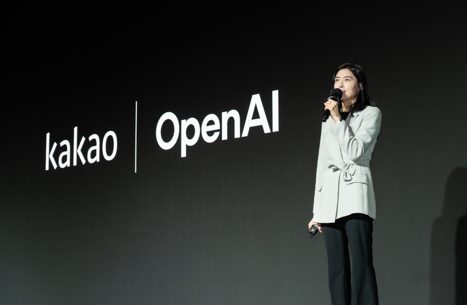 정신아 카카오 대표가 지난 2월 4일 중구 더 플라자 호텔에서 열린 AI 간담회에서 오픈AI와의 협력을 소개하고 있다. / 사진=카카오