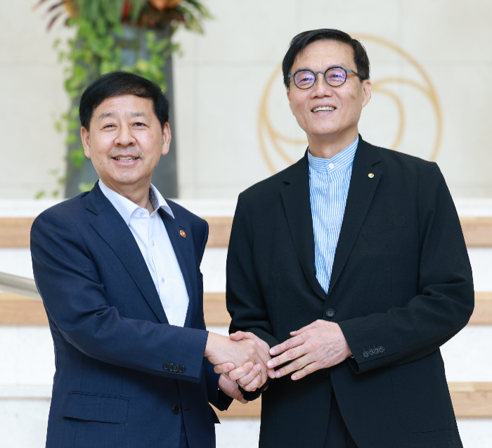 구윤철 경제부총리(왼쪽)는 7일 취임 후 처음으로 한국은행을 방문하여 이창용 한국은행 총재(오른쪽)를 만났다. / 사진제공= 한국은행(2025.08.07)