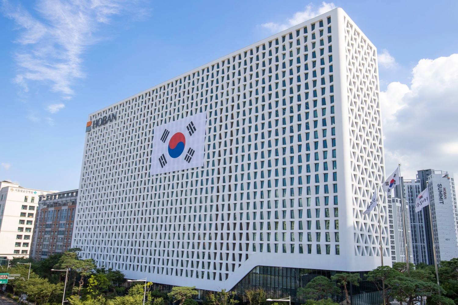 호반그룹이 광복 80주년을 맞아 ‘함께 기억하다’ 캠페인을 진행하고 본사 사옥 외벽에 대형 태극기를 걸었다./사진제공=호반그룹