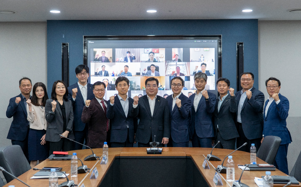 '제1차 농협금융 글로벌전략협의회'에서 조정래 부사장(오른쪽에서 여섯 번째)과 참석자들이 기념촬영을 하고 있다. / 사진제공 = NH농협금융지주