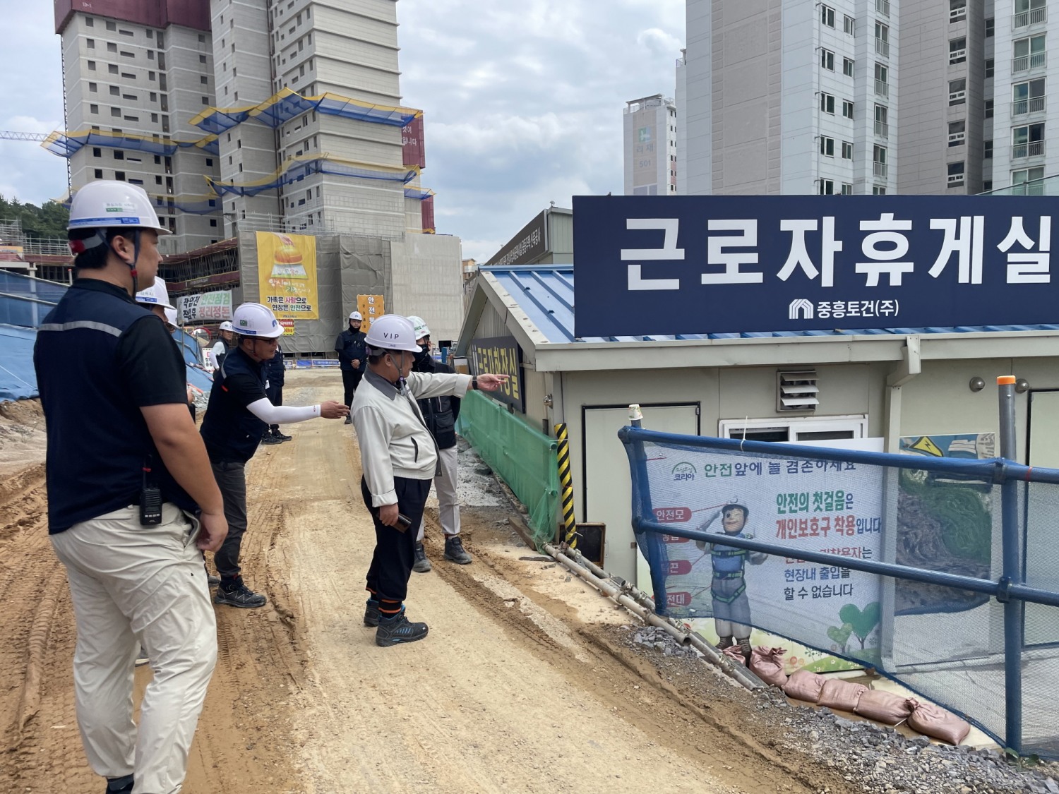 백승권 중흥건설 대표이사가 지난 7일 광주 ‘송암공원 중흥S-클래스’ 건축 현장에서 온열질환 예방 대책 이행 여부를 불시 점검하는 모습./사진제공=중흥건설